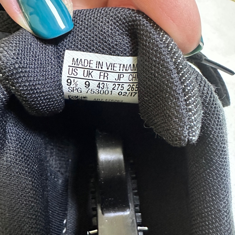 Men’s Adidas SE Daily Vulc Black and White Sneakers - Picture 5 of 5